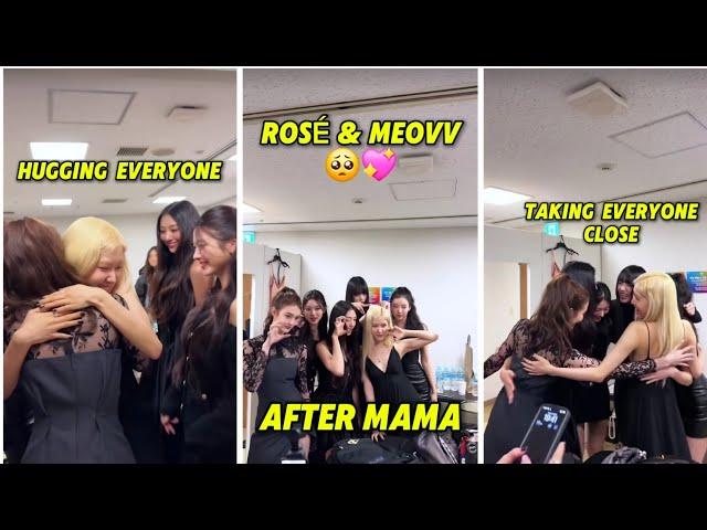 ROSÉ interacting with ELLA & MEOVV MAMA backstage