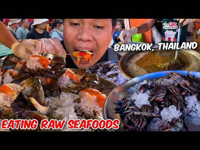 Eating Fresh Raw Seafoods in Thailand - Mud Crabs w/ Golden Yolk + Shrimp + Mantis + Spicy Sauce