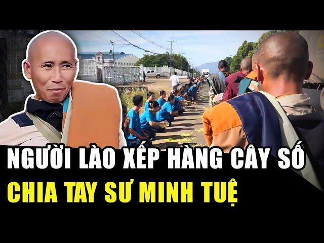 Người Lào CHIA TAY SƯ MINH TUỆ: Nối đuôi nhau hàng cây số, rải hoa khắp đường, thầy đáp lại 1 CÂU