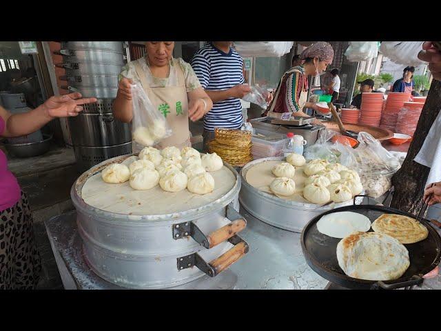 Chinese street food, steamed stuffed buns, deep-fried dough sticks, Hu hot soup， Egg cake