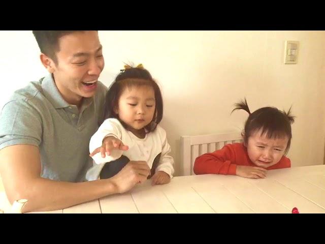 사랑하는 서원 애기와 딸기 놀이 playing with a baby and a strawberry! 딸기로 울리기^^;;