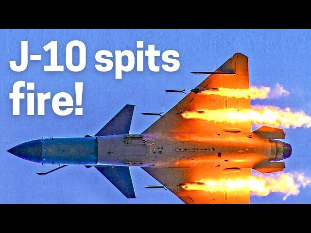 J-10 spits fire! This weapon is cheap but effective! Chinese fighter pilots live firing practice