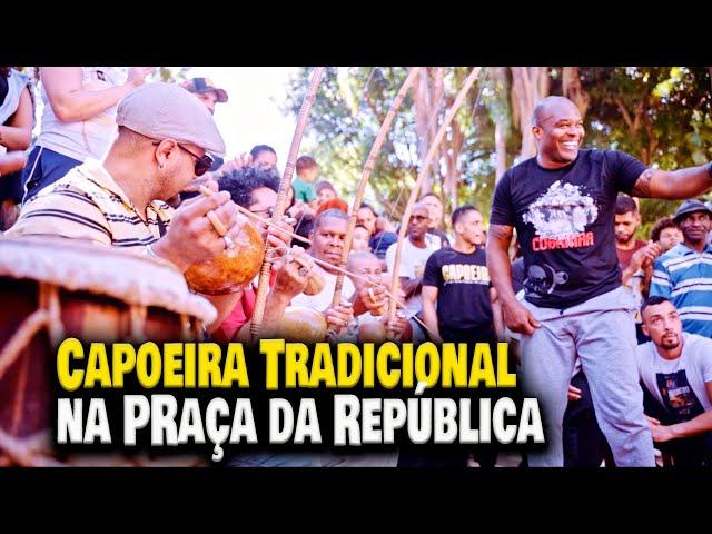 Roda de Capoeira na Praça da República 21 de Abril de 2024 São Paulo Brasil Mestres Ananias Joel