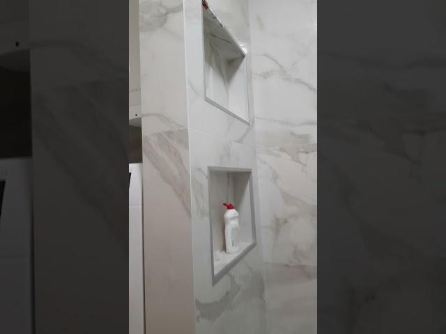 Стильная ванная комната под мрамор в квартире.