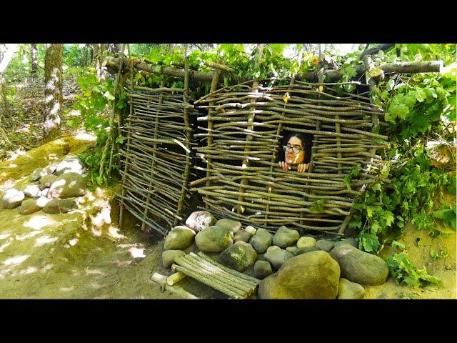 Bushcraft Shelter Start to Finish - Cozy Overnight In The Forest