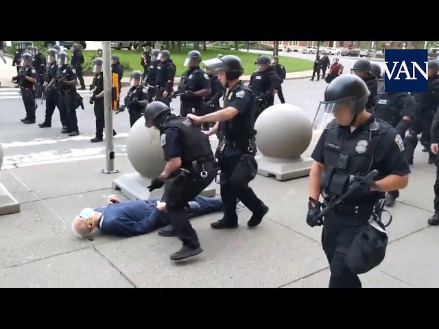 Dos policías dejan inconsciente a un anciano en una protesta en Nueva York