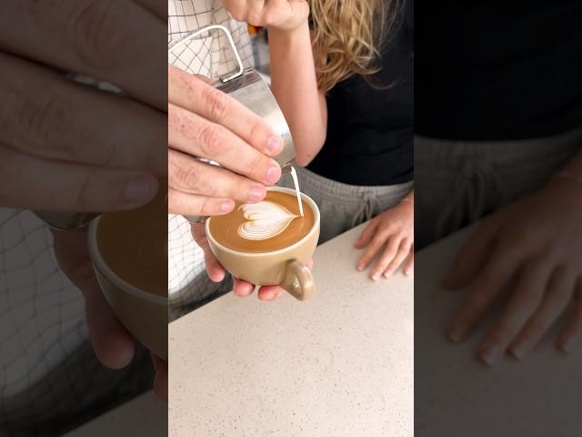 Teaching a beginner latte art #coffee  #latteart #easycoffee