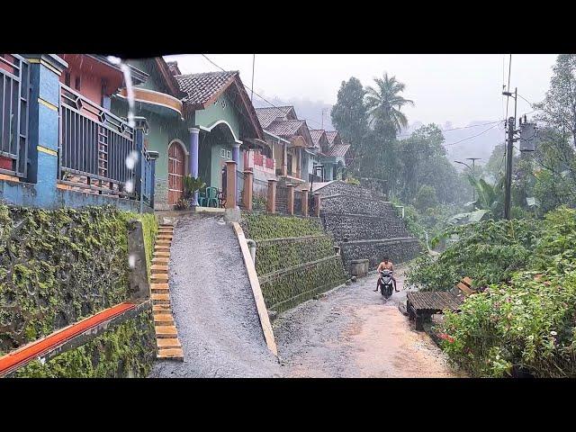 Rain in Indonesia's mountain villages||a good time to relax||sleep in 5 minutes