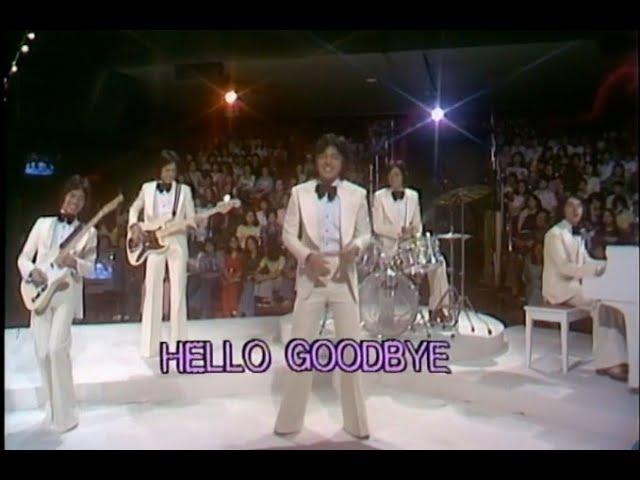 【高清珍贵视频】1975年温拿钟镇涛谭咏麟唱《 HELLO GOODBYE》阿伦弹琴，两人穿王子装跳舞，站椅子上HIGH!#温拿# #WYNNERS# #钟镇涛# #谭咏麟# #TVB#