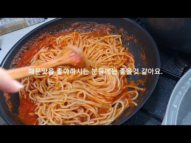 두가지 요리를 동시에. 스파게티와 닭죽.