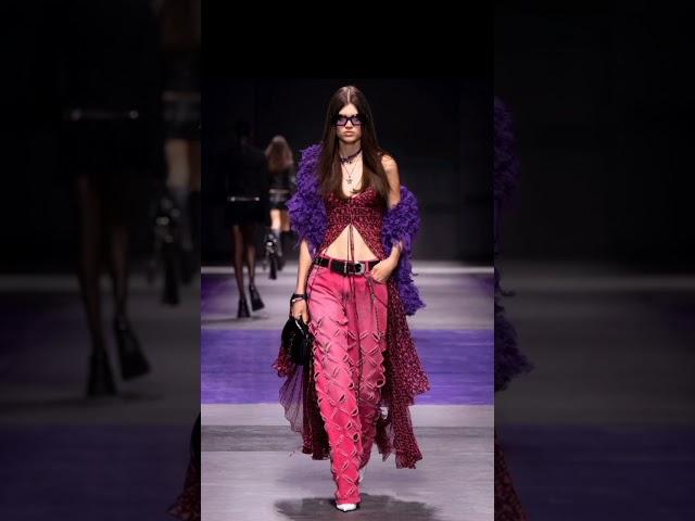 Versace Fall/Winter 2023 FW2023 part 2 #ytshorts #shortviral #versace #gigihadid #bellahadid #runway