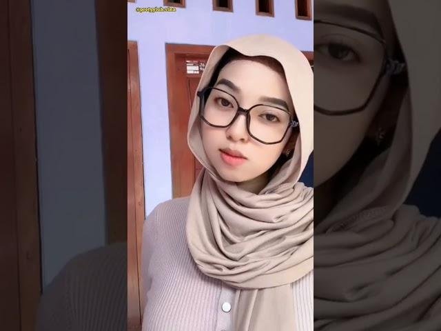 gadis berkacamata