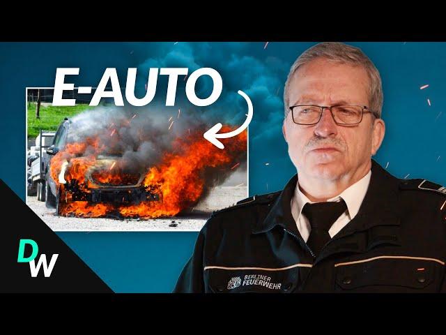 Feuerwehrmann reagiert auf brennende E-Autos