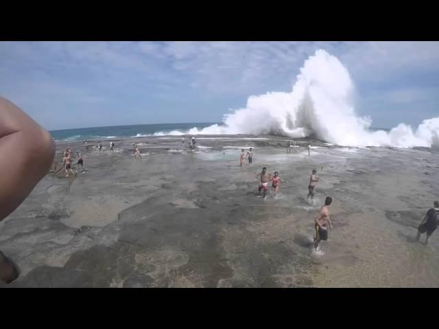 Impresionante: Ola gigante arrastra a todos en una playa