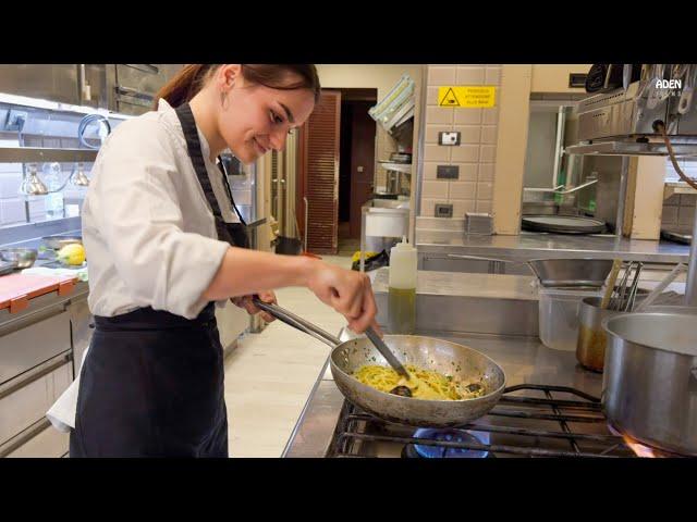 Italian Chef shares easy "Spaghetti alle Vongole" Recipe - Food in Florence