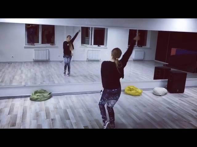 Лера Дидковская танцует под песею Капкан Мот