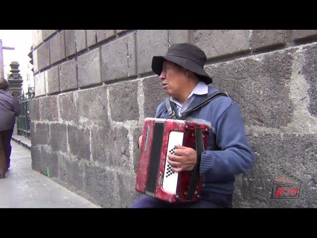 Accordion Player in Quito - Sendas Distintas (cover)