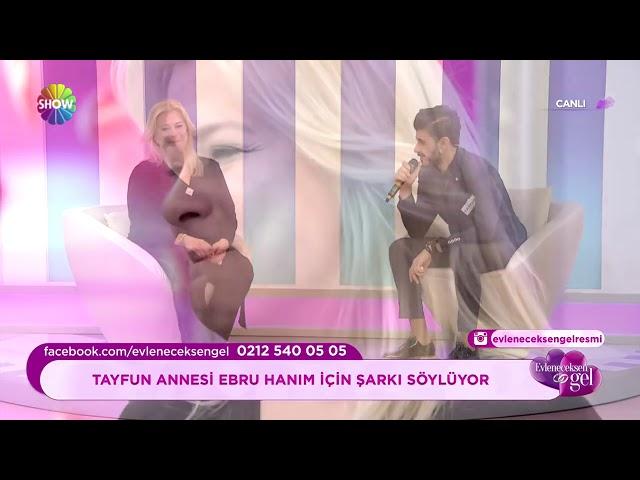 Tayfun Annesi Ebru Hanım İçin Şarkı Söylüyor