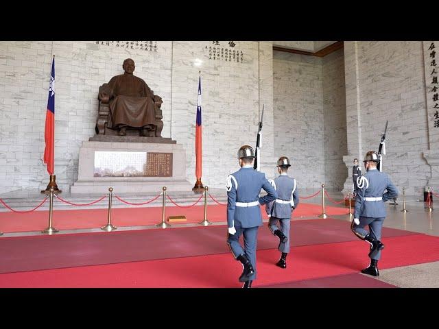 Chiang Kai-shek Honor Guard Displays for Final Time in Memorial Hall｜TaiwanPlus News