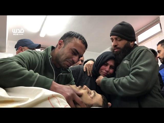 والدة الشهيد محمد دار عدوان خلال وداع نجلها في مجمع فلسطين الطبي