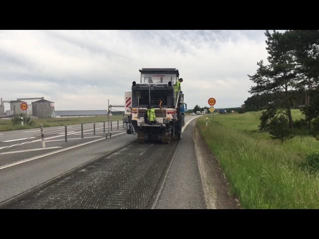 Wirtgen W210i presses milling tooth into Swedish highway E22 at Svevias working cite