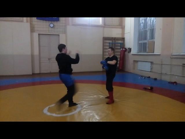 Mixfighter-Харьков: Отработка сдвоеных ударов ногами на лапах (двоек)