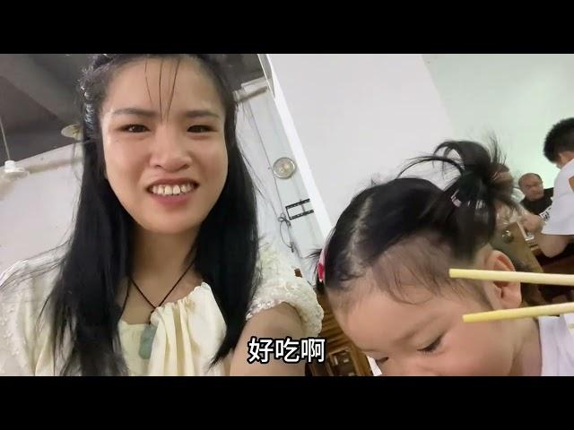小芳从农村带着两个孩子，去广东找老公，看看在广东生活怎么样