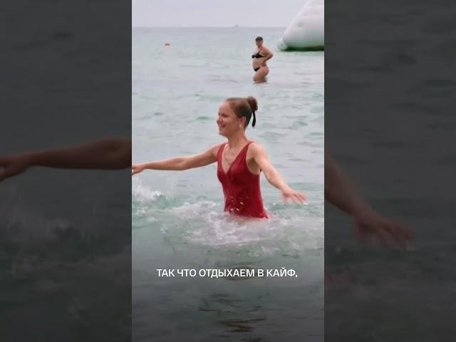 Можно бесконечно смотреть на море… и Ольгу Павловец! Смотрим новый мини-сериал #УСамогоМоря