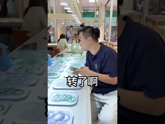 挑战各种预算翡翠手镯，千元拿下好几抹阳绿的手镯（3）