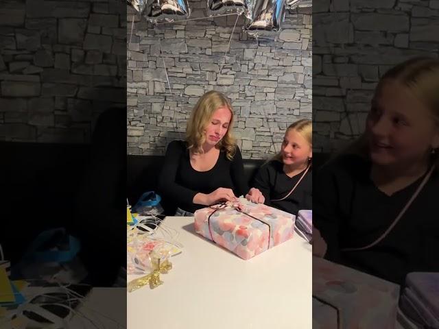 Emma‘s Reaktion auf Ihr Geburtstagsgeschenk  #shortvideo #freude