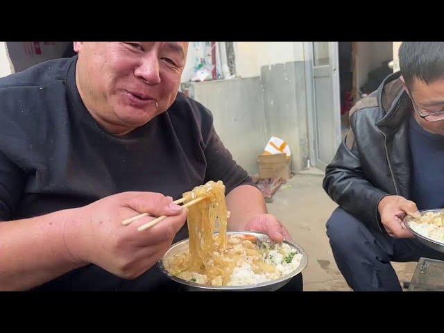 It's getting cold  fat brother stews a pot of pork  cabbage and vermicelli  and the soup is delicio