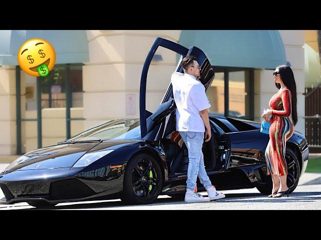 Kim Kardashian is a GOLD DIGGER ! !  (WANNABE)