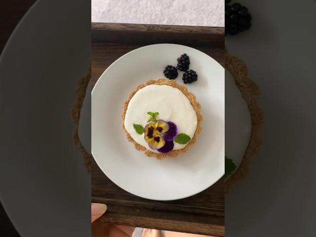 How cool is it to decorate desserts with the flowers that YOU GREW  #ediblegarden