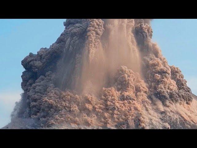 Hell on the Earth! A powerful eruption of Lewotobi volcano covered the city in Indonesia
