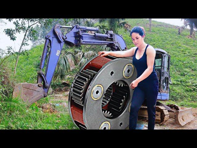 Mechanic Girl repairs and replace excavator moving motor assembly KOMATSU PC75UU, Genius Girl repair