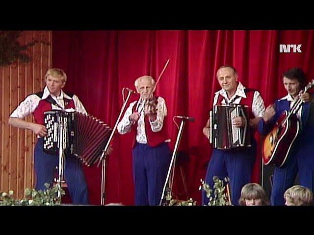 Hilmar Alexandersen og P. A Røstads orkester spiller en gammel mazurka