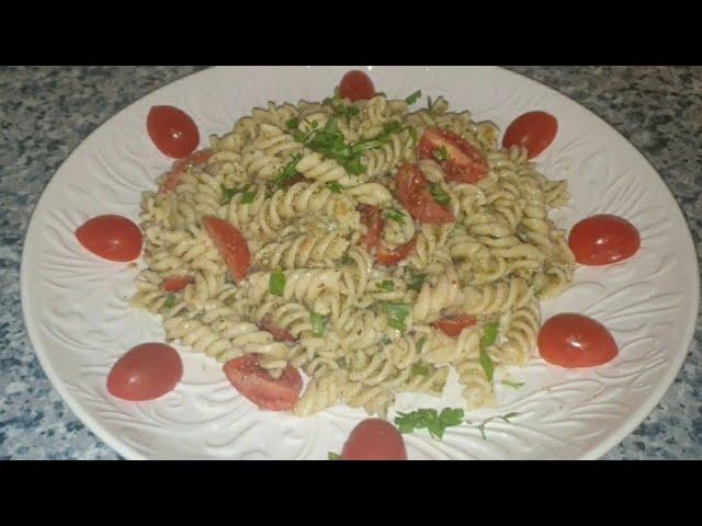 سلطة المعكرونة بالحبق و المكسرات  Ensalada de espirales al pesto