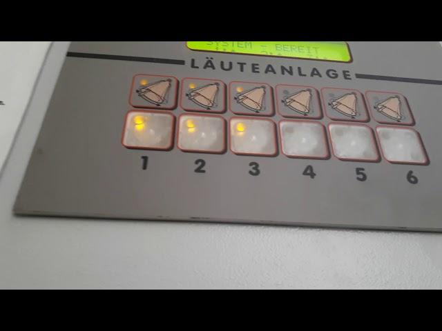 Salzburg (A-S) Vollgeläut der Dreifaltigkeitskirche an der Schalttafel
