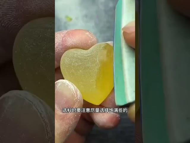 男粉丝私信我想要定制一件琥珀吊坠送老婆，今天这个琥珀挂坠有点不一样，看完后你肯定会喜欢。#琥珀 #蜜蜡 #缅甸琥珀 #文玩收藏