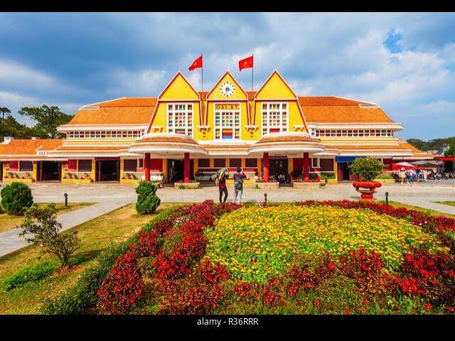 Dalat railway station - Finn with English