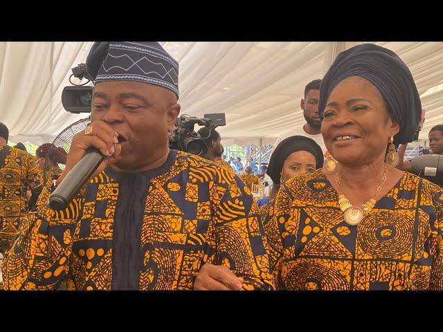 Live performance of salawa Abeni as Kunle afolayan back her on stage at His Mother ẞurial reception