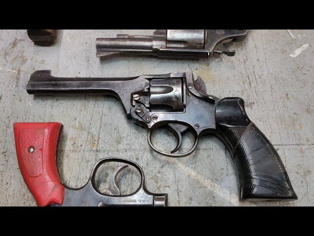 Hunters Lodge unboxing video of FOUR revolvers1- Enfield .38/200,1- S&W Model 10 and 2- Rossi's M68.