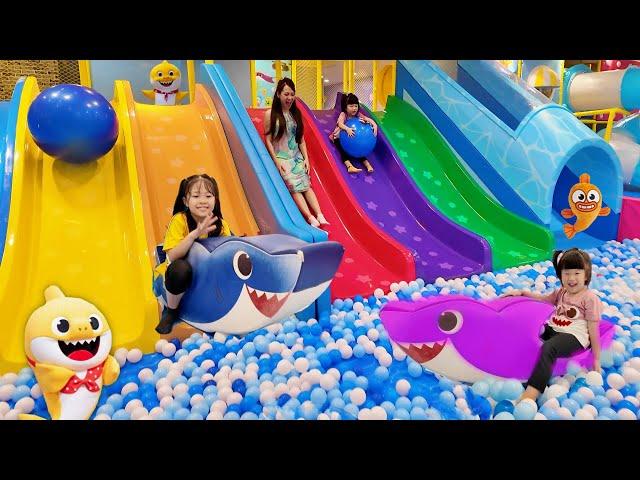 Main Perosotan, Mandi Bola, Main Pasir dan Rintangan di Baby Shark Playground