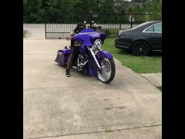 Harley bagger on 26’s full airride suspension