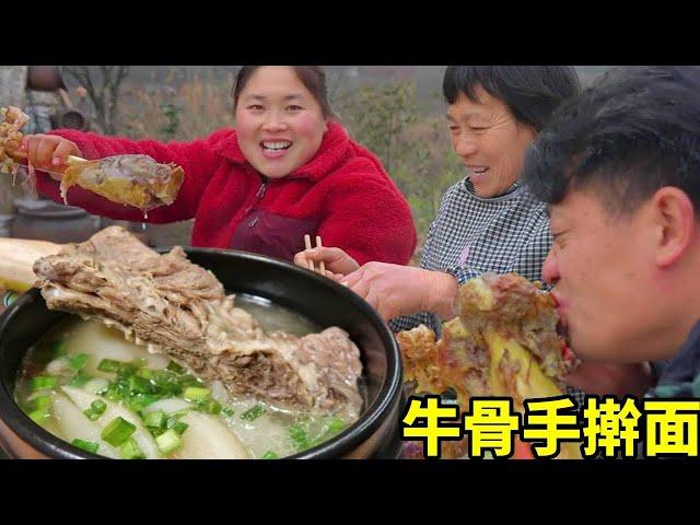 Fat sister greedy hand rolling noodles  mother-in-law cooking show  20 jins of beef bone cooking po