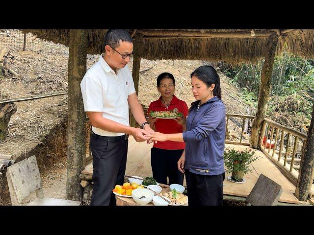 Uri gives Tieu a ring for the second time after receiving his mother's consent to marry. Lý Tử Tiêu