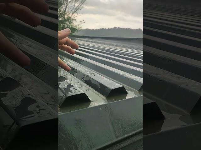 Плоская крыша из профлиста. Бежит вода на карниз.