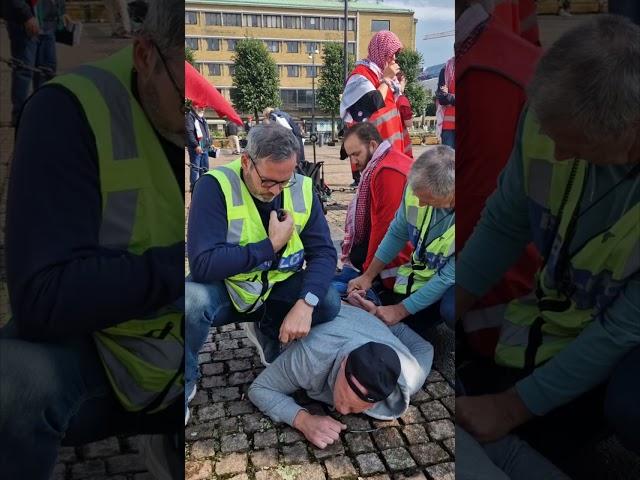 Journalisten Joakim Lamotte nedslagen av Kristofer Lundberg Vänsterpartiet