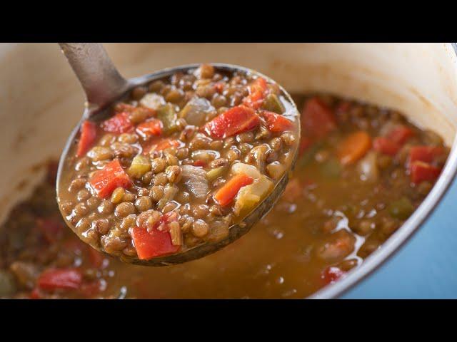 Guiso de lentejas. Una receta de la sopa de lentejas con verduras que encantará a todos