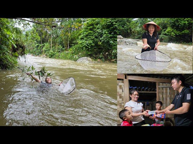 Single mother caught wild fish in floodwaters, ex-husband brings child support .DANG THI DU
